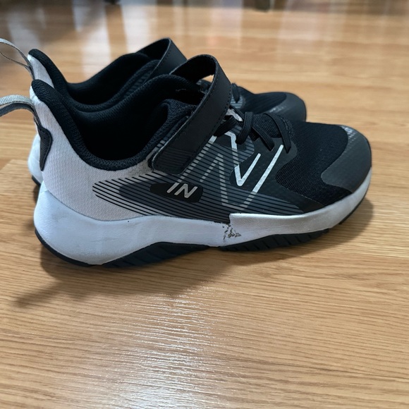 SOLD SOLD SOLD Kids New Balance Black and White Athletic Shoes size 5XW - Picture 3 of 8